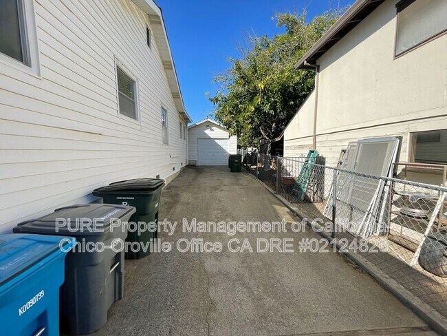 Building Photo - 3090 Grand View Ave