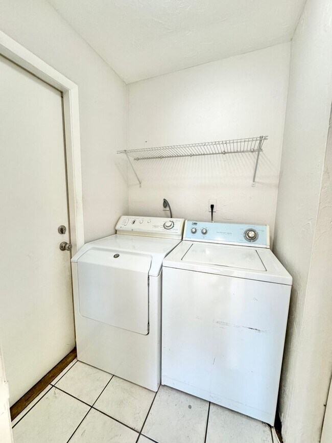 Building Photo - ** NAPLES PARK ** 3 BED / 2 BATH ** PET OK...