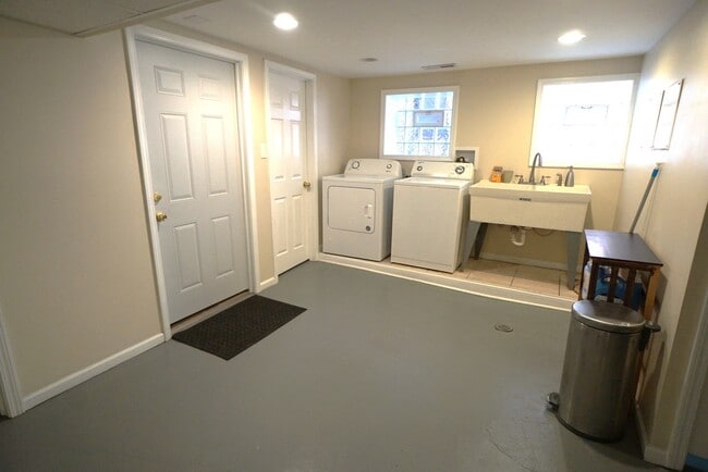 Building Photo - 1537 W Juneway Terrace