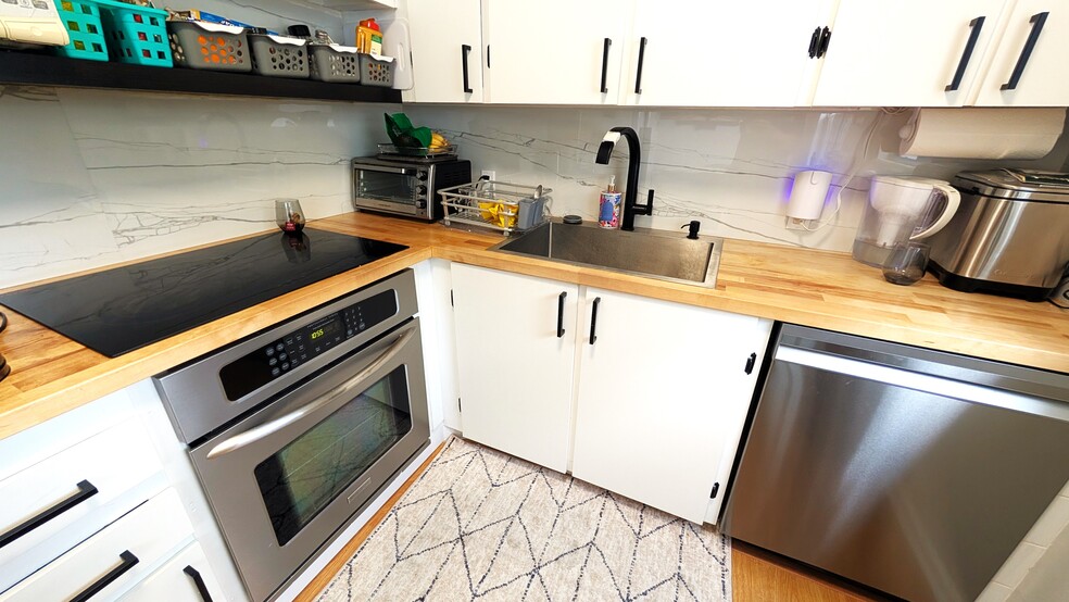 Building Photo - 542 Fanshaw M