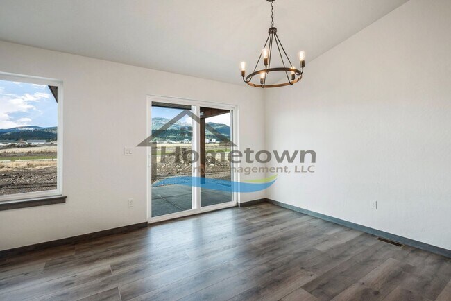 Building Photo - 3-Bedroom, 2-Bathroom Home with 3-Car Gara...