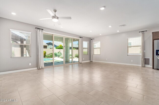 Building Photo - 9746 E Tumbleweed Ave