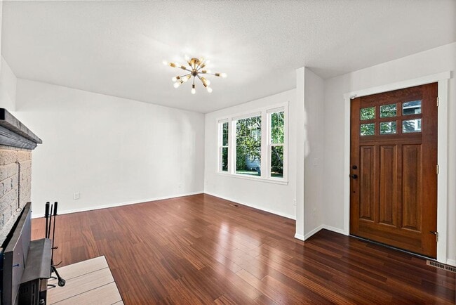 Building Photo - Modern 4-Story Townhouse in Tacoma’s Histo...