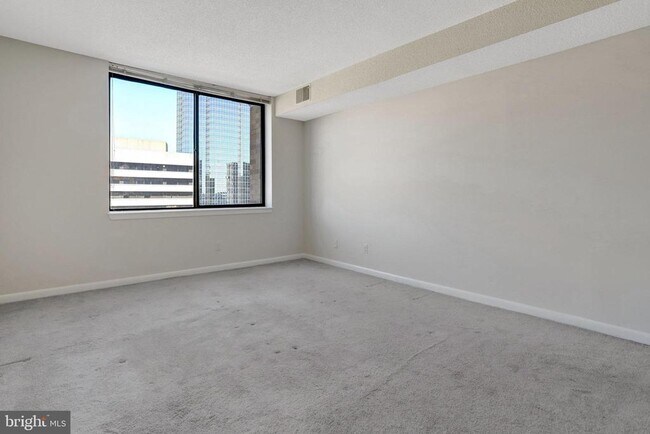Building Photo - 3709 S George Mason Dr