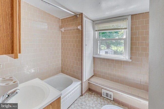 Building Photo - 6641 Barrett Rd