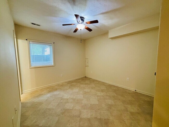 Building Photo - 812 Glade Rd