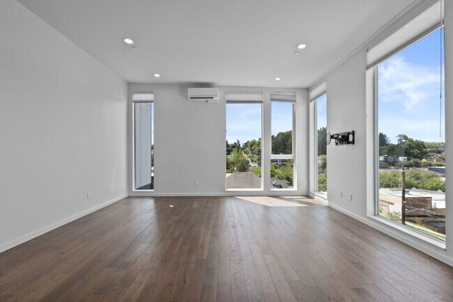 Building Photo - Stunning Columbia City Townhome w/ Views and Air Conditioning