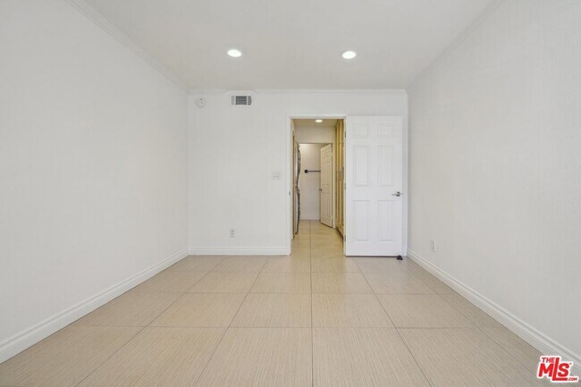 Building Photo - 5535 Canoga Ave