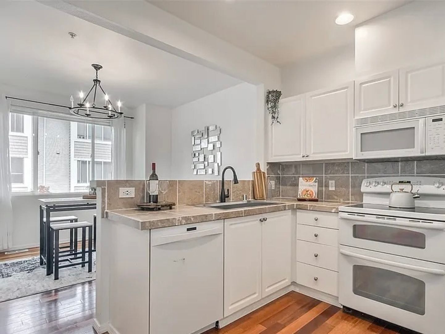 Building Photo - Bothell Townhouse