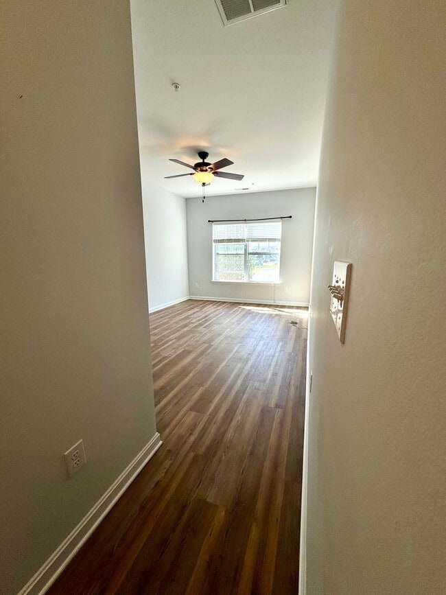 Building Photo - 2nd floor condo in Hearthstone Manor