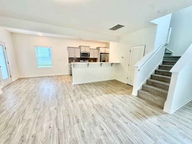 Building Photo - Three bedroom 2 1/2 bath townhome with att...