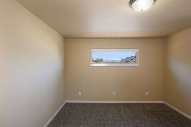 Building Photo - Wonderful 4 bedroom in SE Bend!