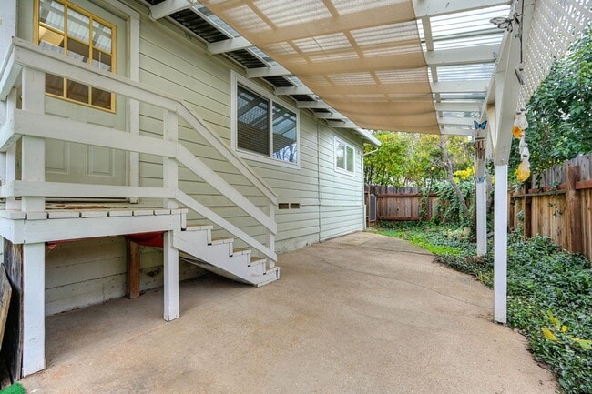 Building Photo - Charming 3 Bedroom, 2 Bath Home Close to Town