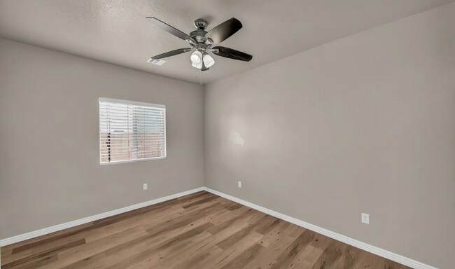 Building Photo - Gorgeous 4 Bed with 3 Car Garage AND Hot Tub