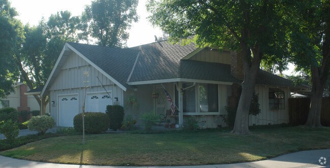 Primary Photo - 18360-18362 Carriage Dr