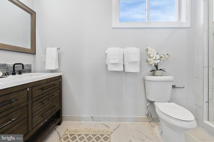 Full Bathroom #2 - 2534 E Gordon St