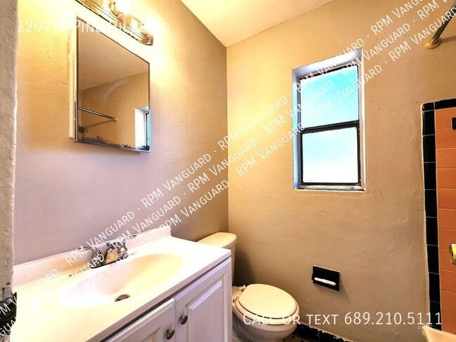 Building Photo - 1207 N Pine Hills Rd