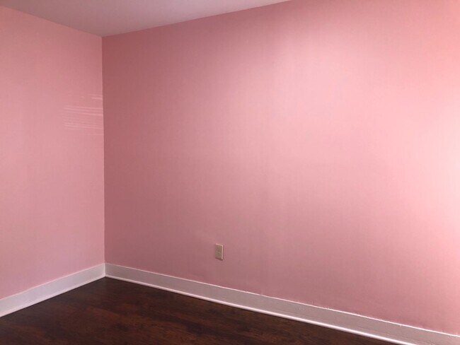 Building Photo - Fantastic 4 Bedroom/ 1 Bath Renovated Home...