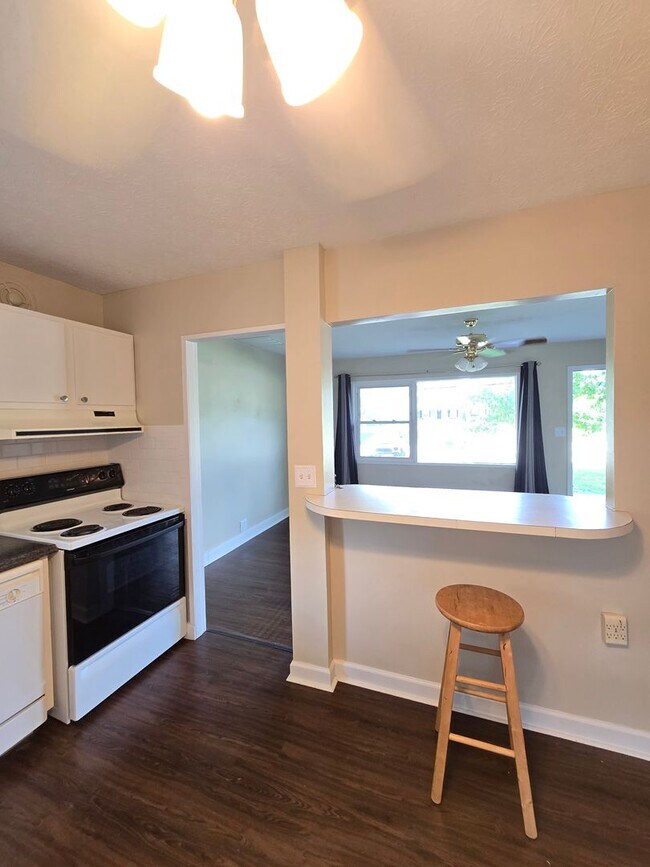 Building Photo - YOU CAN STOP YOUR SEARCH! Jeffersontown / Jtown Rental with 3 Bedrooms, 1 Full Baths, Ranch, 1 Ca...