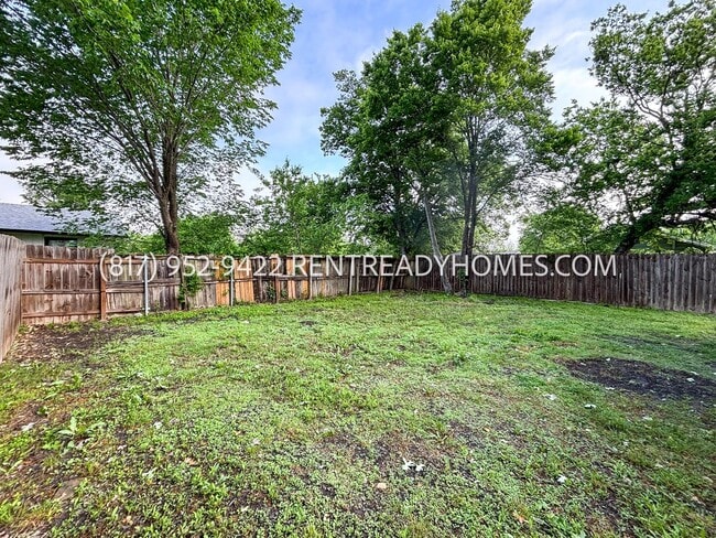 Building Photo - 404 Oak St