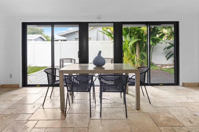 Building Photo - 715 NE 25th Ave