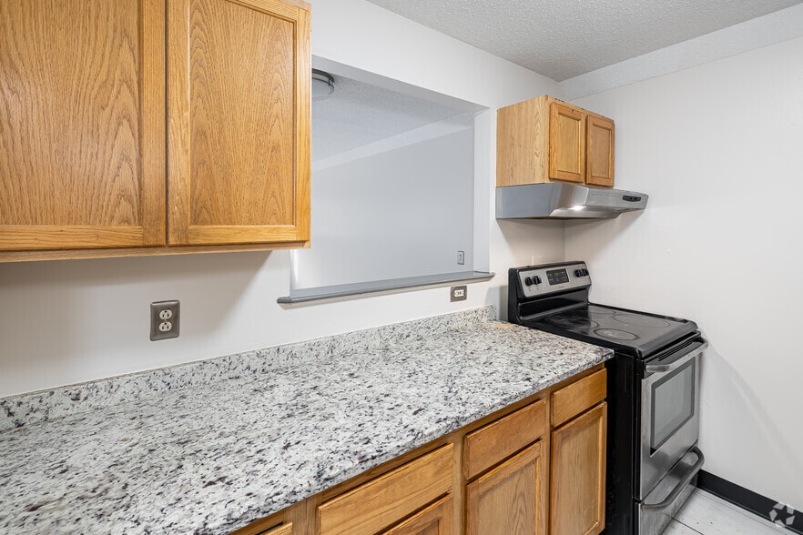 3BR, 1BA - Kitchen - Brookside Apartment Homes