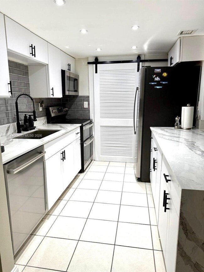 Building Photo - 210 Lakeview Dr