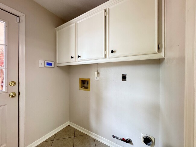Building Photo - 6926 Hearthside Dr