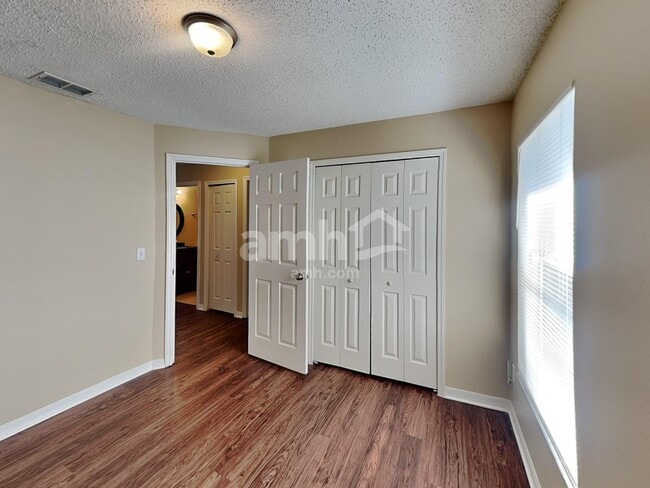 Building Photo - 333 Bay St