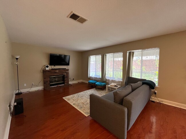 Building Photo - 40336 Cambridge St