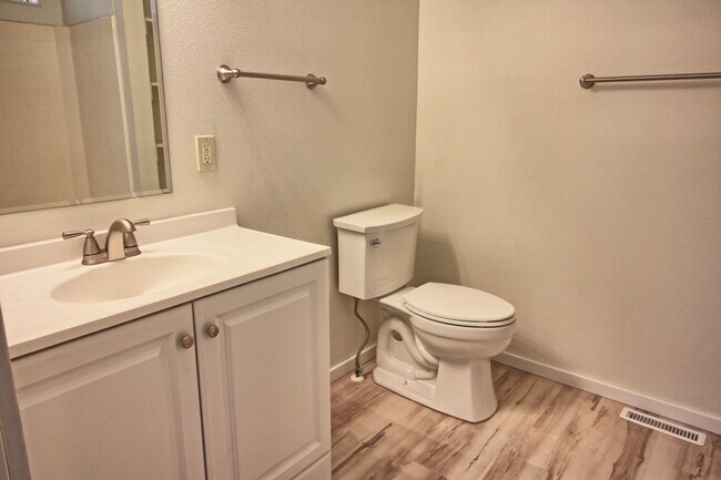 Building Photo - Updated and Renovated Ground Floor Condo f...