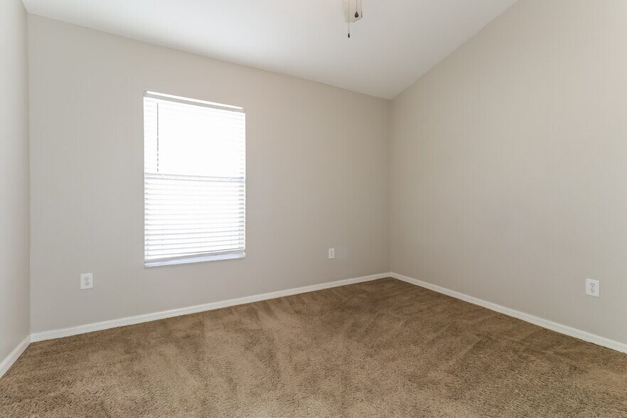 Building Photo - 9912 Riverchase Dr