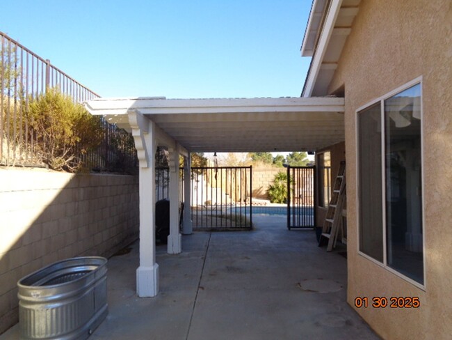 Building Photo - Rosamond 3 Bedroom Pool Home