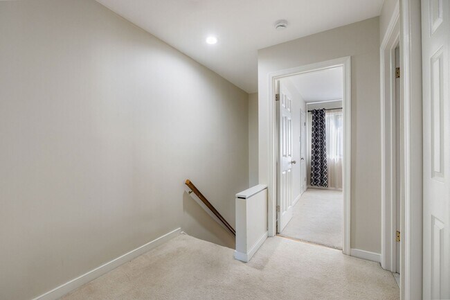 Building Photo - 9154 Lakeland Dr