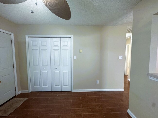 Building Photo - 2 BR/ 2 Bath End Unit! Minutes to Camp Lejeune!