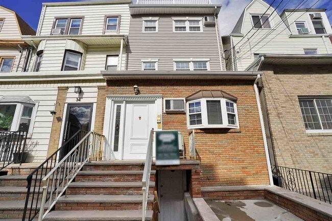 Building Photo - 32 46th St