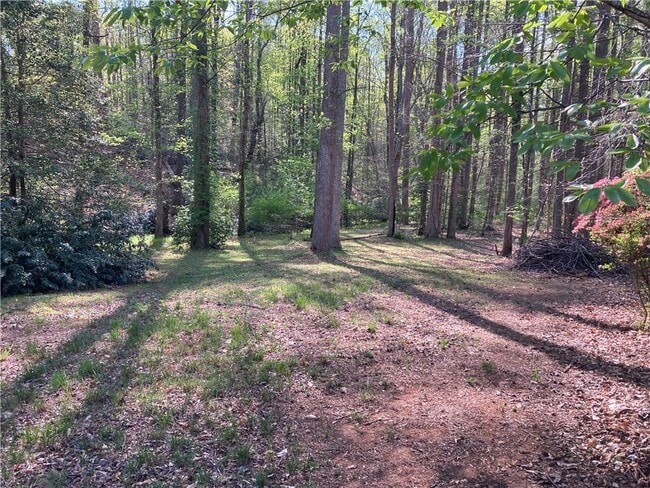 Building Photo - 2 Maple Leaf Dr