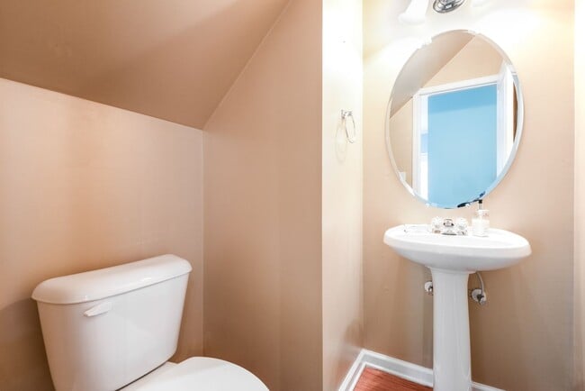 Building Photo - Beautiful Home in Lochside Neighborhood