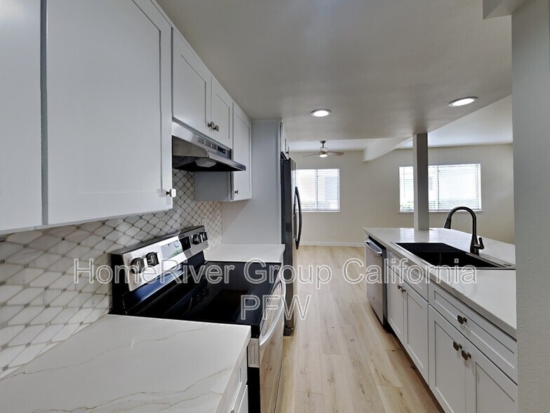 Building Photo - 2622 Spinnaker Ave