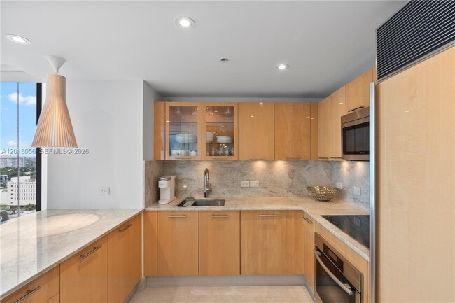 Building Photo - 6899 Collins Ave