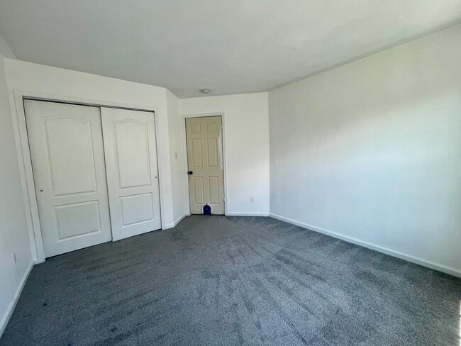 Building Photo - Soaring Ceilings & Spacious Living in Western Branch