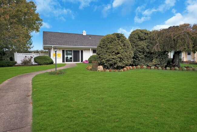 Building Photo - 2555 Youngs Ave