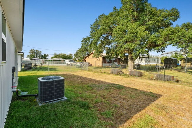 Building Photo - 526 Camellia Ave