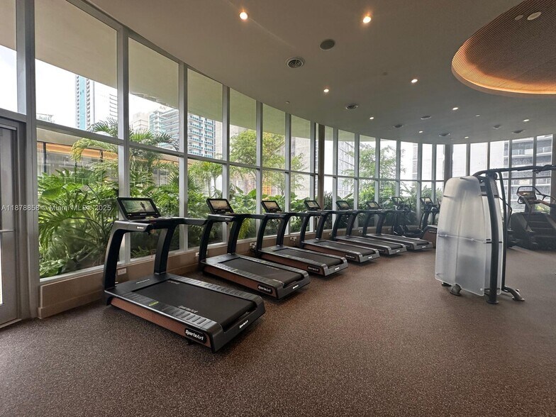 Building Photo - 700 NE 24th St