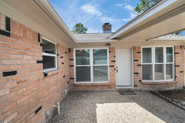 Building Photo - 9726 Springmont Dr