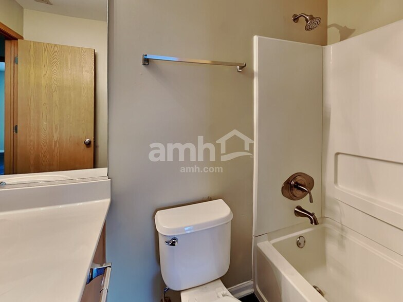 Building Photo - 240 Wedgewood Cir