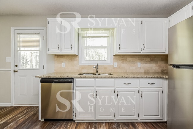 Building Photo - The living is easy in this 3 bedroom, 2 ba...