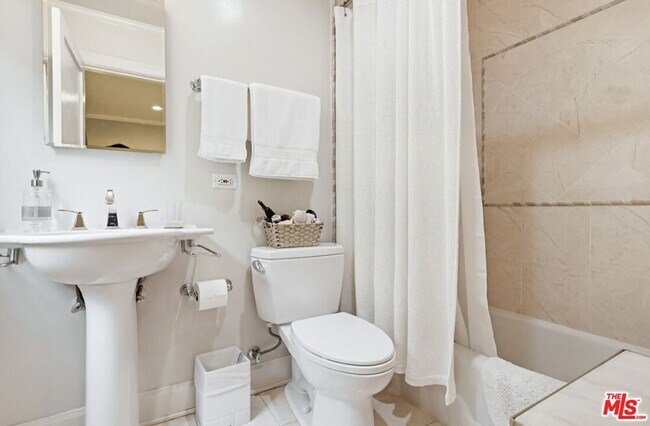 Building Photo - 516 S Rimpau Blvd