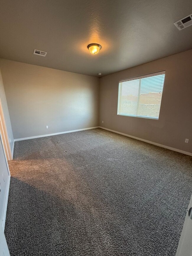 Building Photo - Modern 3 Bed, 2 Bath Home