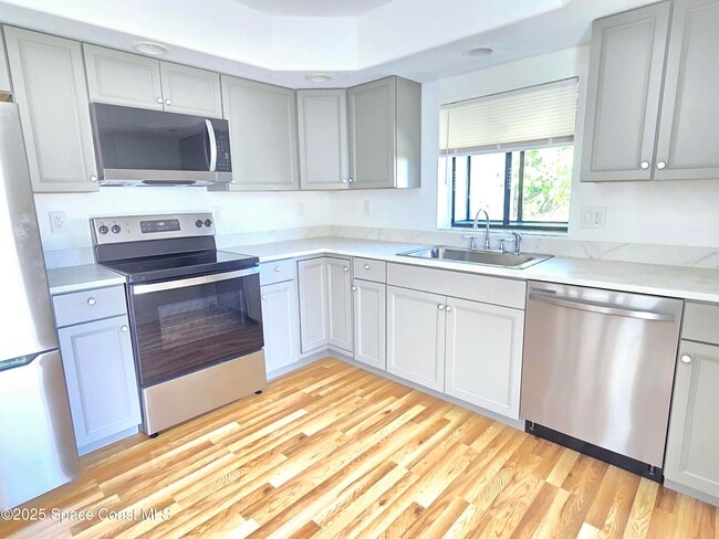 Building Photo - 484 Poinciana Dr